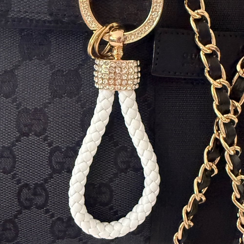 White Wristlet Keychain w/Gold Balloon Dog, Pearl & Nugget Charms – Unique - NWT - Picture 5 of 7